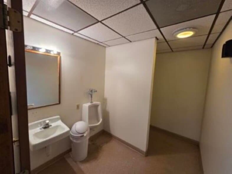 More Photos Of 418 S 36th St, Quincy Office For Lease