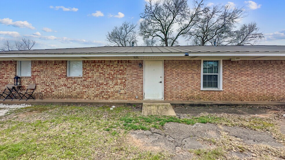 More Photos Of 300 S Cedar St, Crockett Apartments For Sale