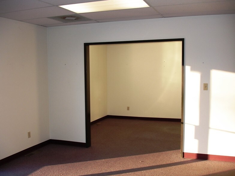 More Photos Of 1711 W Main St, Springfield General Retail For Sale