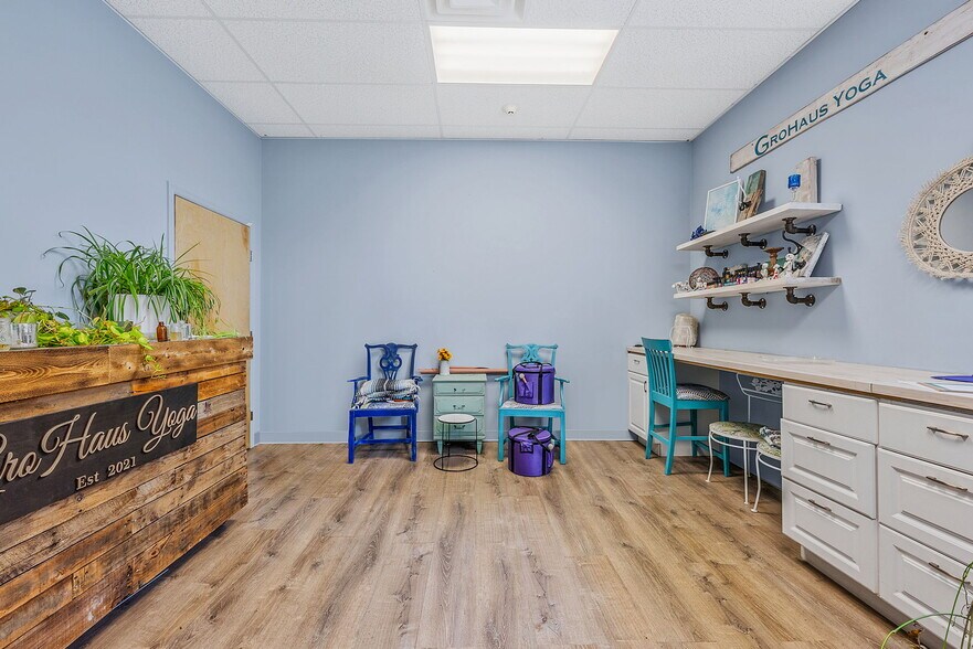 More Photos Of 6 New York Ave, Sound Beach Bar For Sale