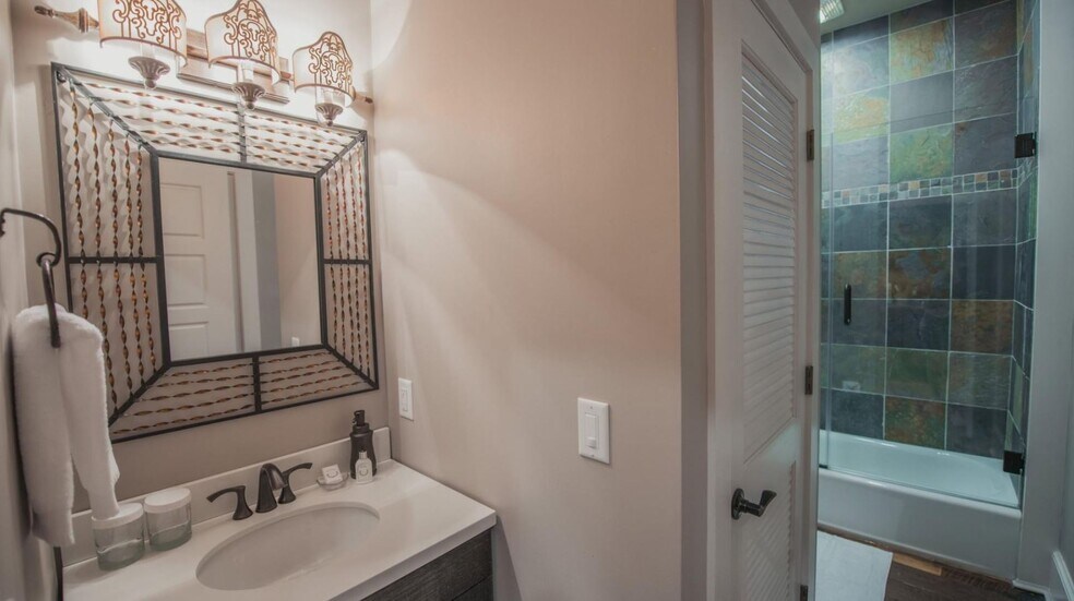 More Photos Of 36 Broadway St, Asheville Hotel For Sale