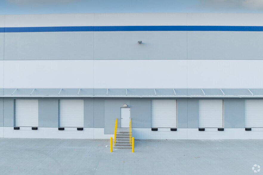 More Photos Of 1751 Suddath Park St, Tampa Warehouse For Lease