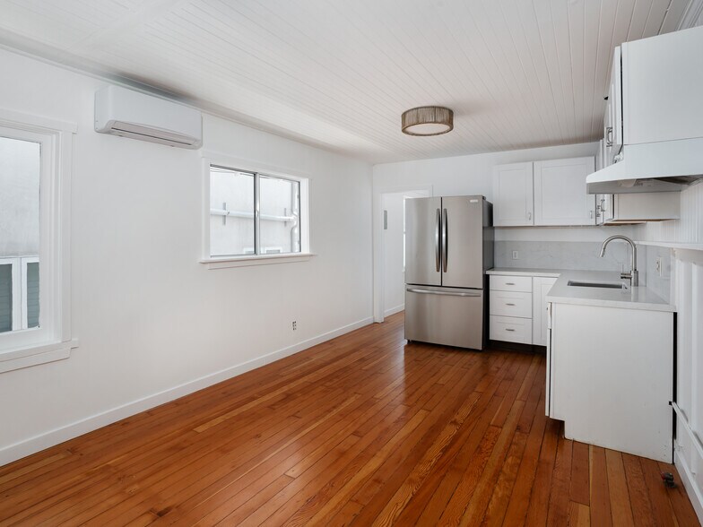 More Photos Of 58 Ozone Ave, Venice Specialty For Sale