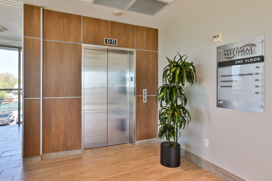 More Photos Of 5441 Babcock Rd, San Antonio Office For Lease