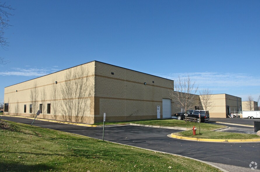 More Photos Of 2959-2995 Water Tower Pl, Chanhassen Showroom For Lease