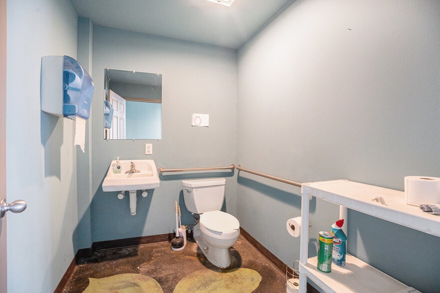 More Photos Of 110 N Walker St, Angleton Warehouse For Lease