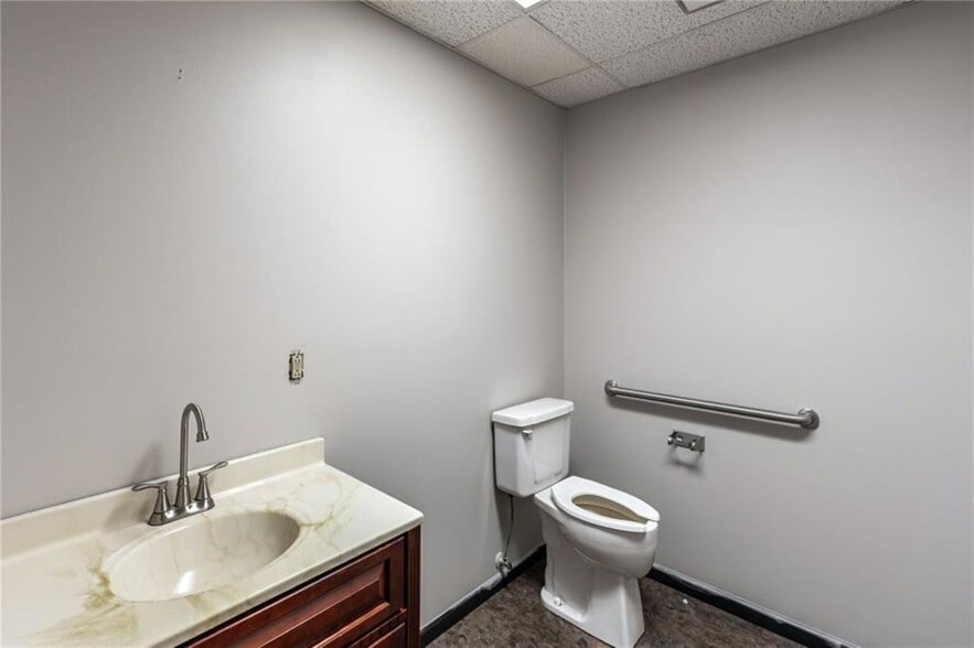 More Photos Of 2327 N Belt Hwy, Saint Joseph General Retail For Lease