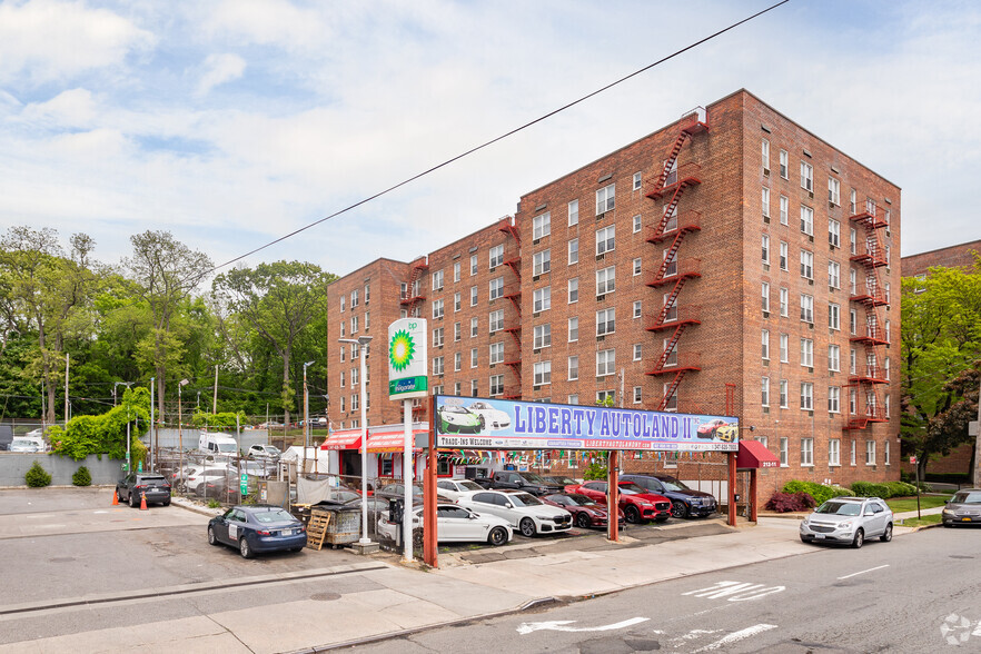 Primary Photo Of 21211 Hillside Ave, Queens Village Auto Dealership For Lease