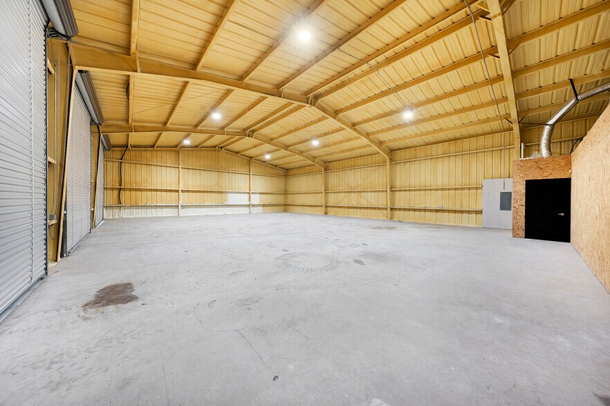 More Photos Of 1240 Blackland Trl, Lavon Warehouse For Lease