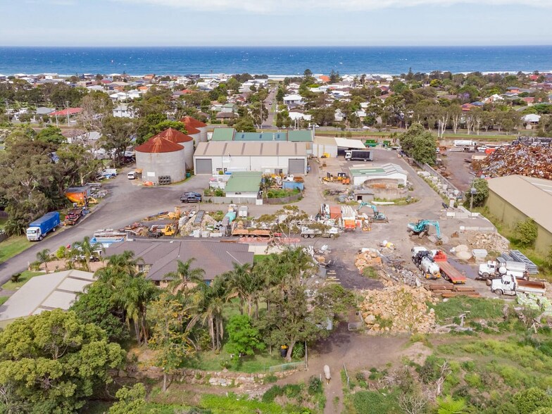 More Photos Of 1 York Pl, Woonona Warehouse For Lease