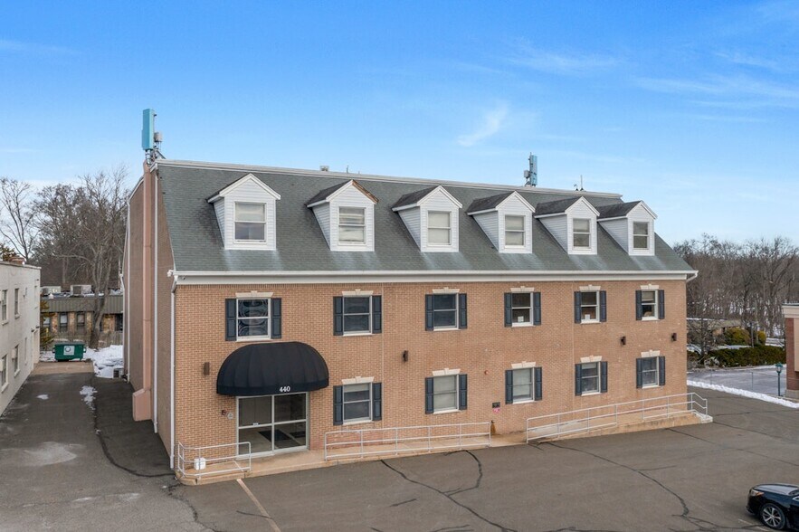 More Photos Of 440 Old Hook Rd, Emerson Medical For Lease