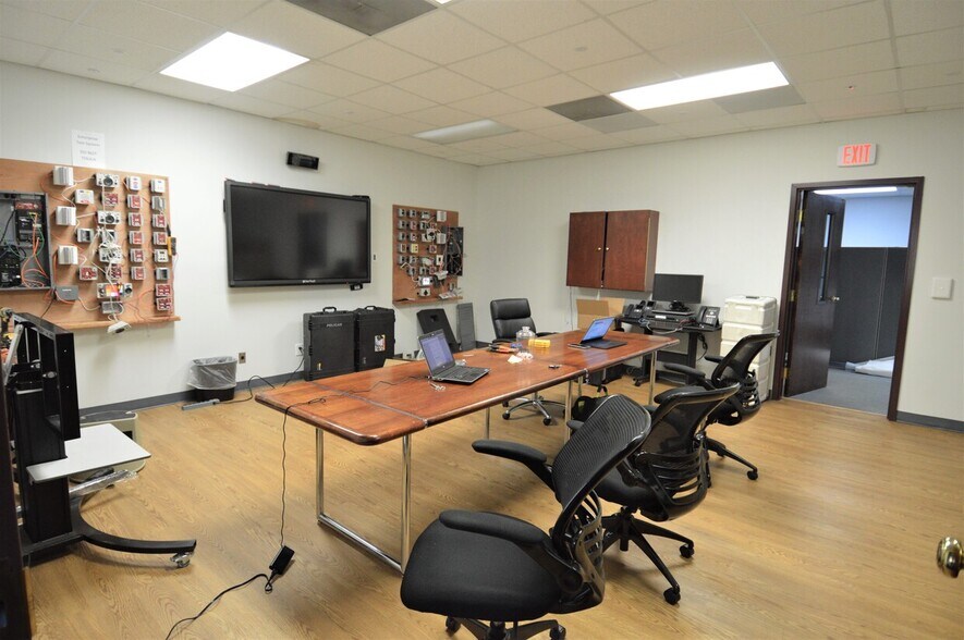 More Photos Of 3250 Green Park Cir, Charlotte Warehouse For Lease