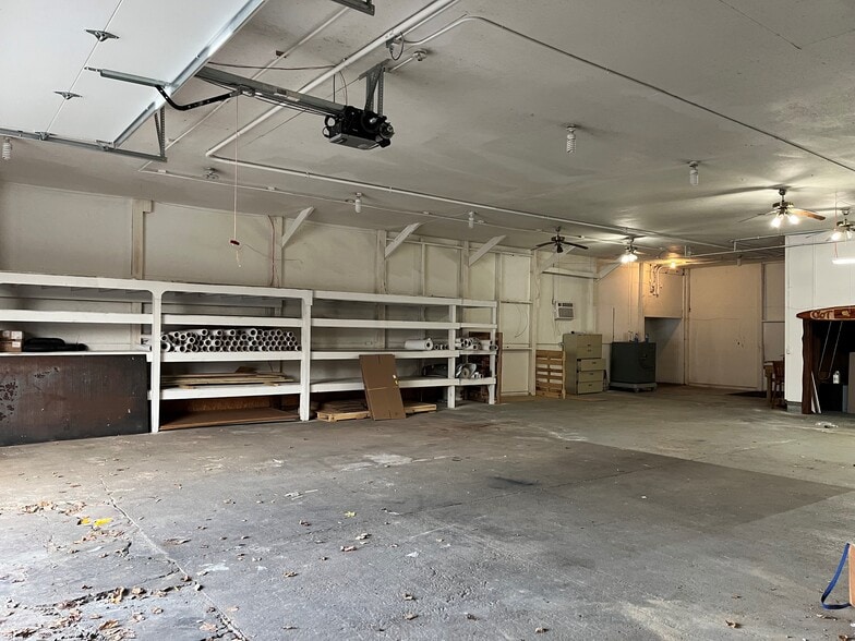 More Photos Of 204-206 E 3rd St, Brookston Showroom For Lease