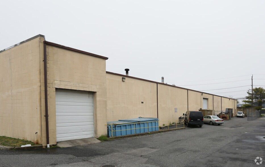 More Photos Of 1440 Church St, Bohemia Warehouse For Lease