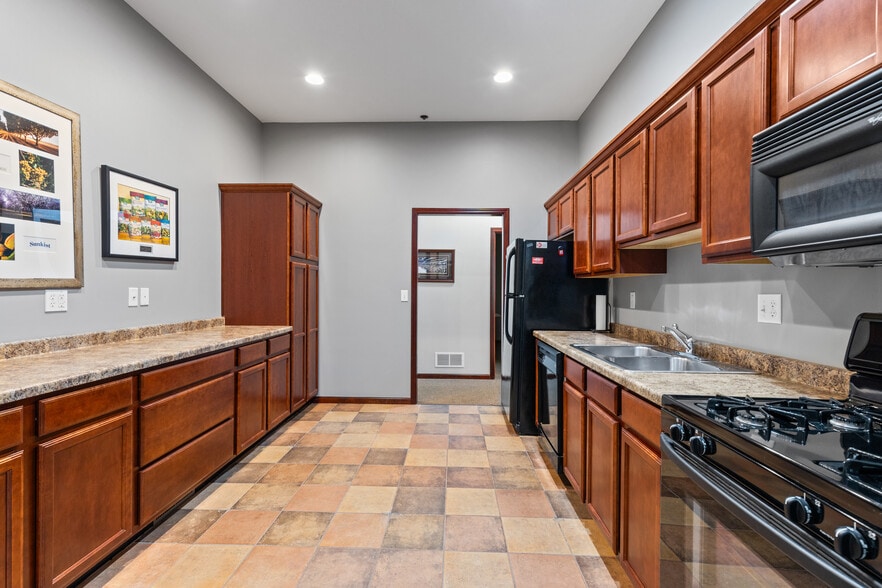 More Photos Of 9340 Hennepin Town Rd, Eden Prairie Office For Sale
