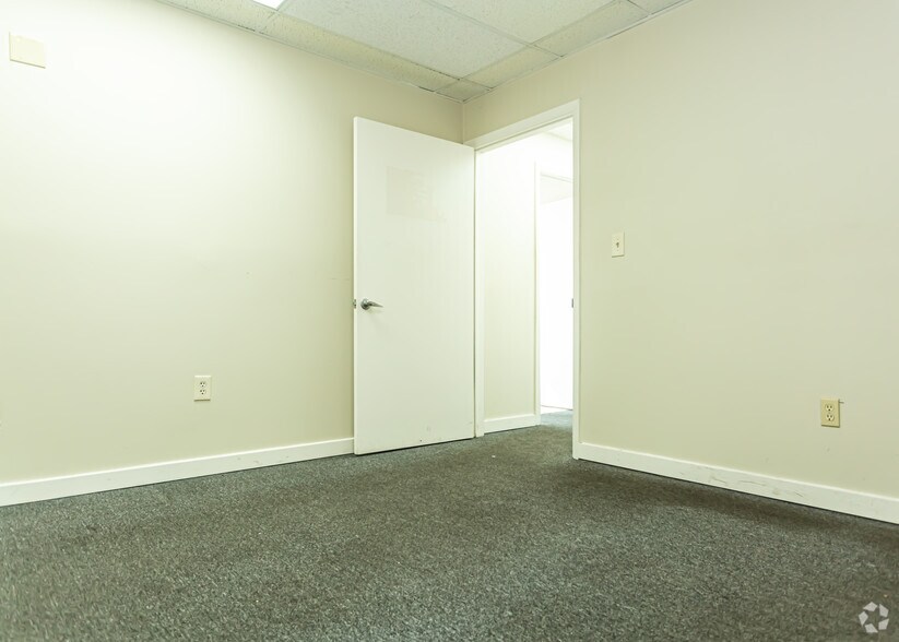 More Photos Of 7501-7521 NW 52nd St, Miami Unknown For Lease