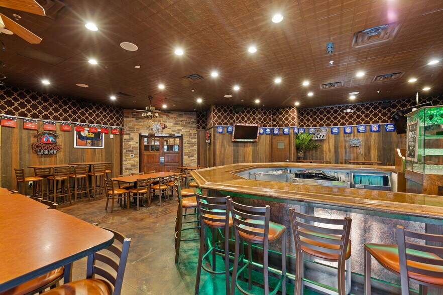 More Photos Of 2400 N Town Center Dr, Washington Restaurant For Sale