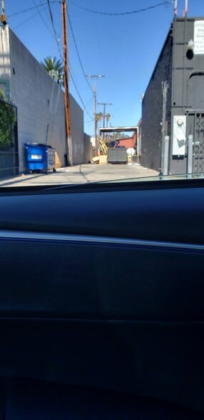 More Photos Of 7115 Darby Ave, Reseda Warehouse For Lease