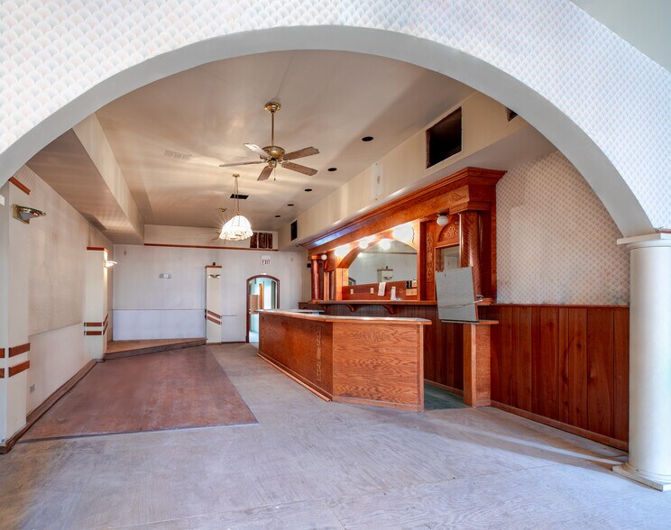 More Photos Of 317 Canal St, Lemont Restaurant For Lease