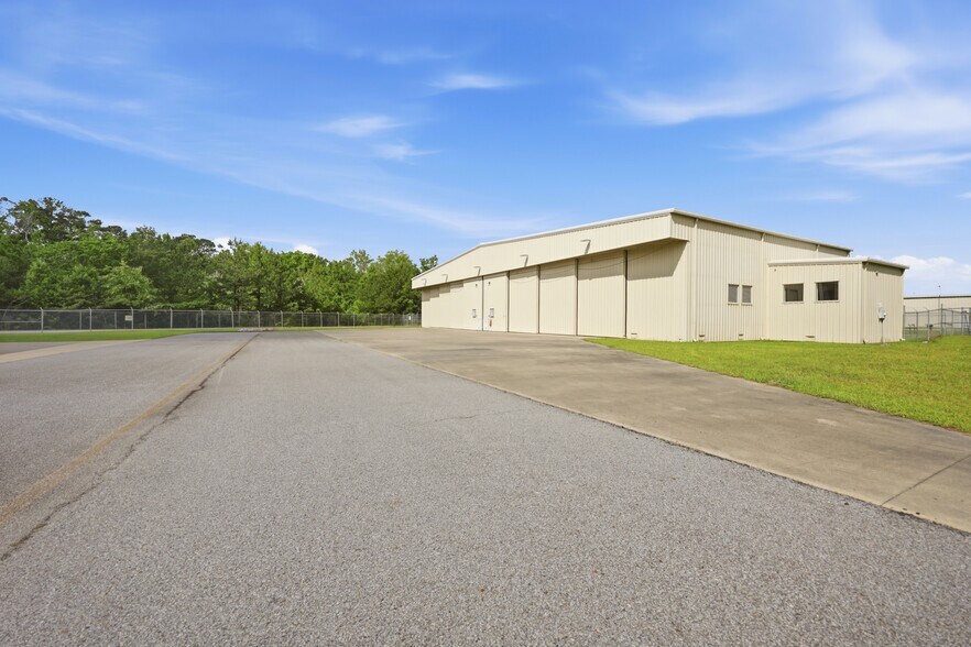 More Photos Of 1185 N Memorial Dr, Greenville Airplane Hangar For Lease