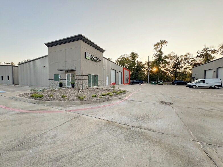 More Photos Of 8769 West Ln, Magnolia Warehouse For Lease