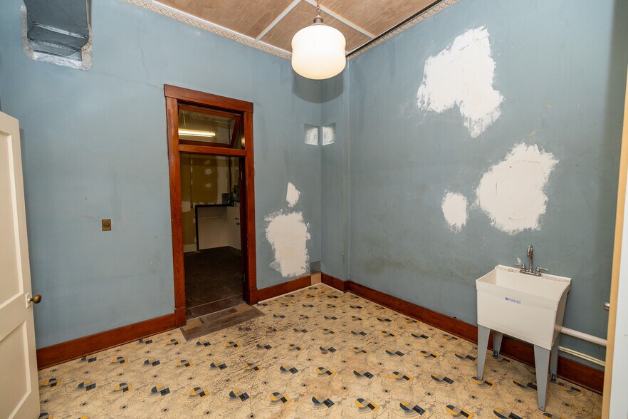 More Photos Of 108 S Santa Fe Ave, Salina General Retail For Lease