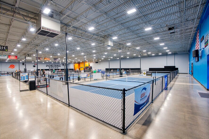 More Photos Of 5665 W Bell Rd, Glendale Department Store For Sale