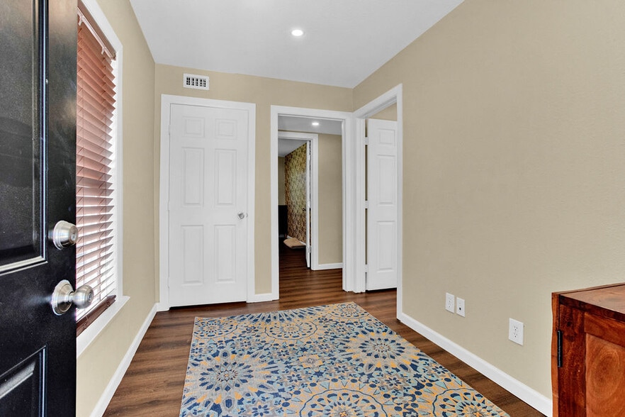 More Photos Of 313 E Charnwood St, Tyler Office For Lease