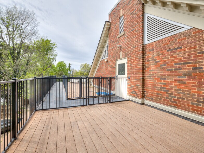 More Photos Of 702 S Lahoma Ave, Norman Dormitory For Sale