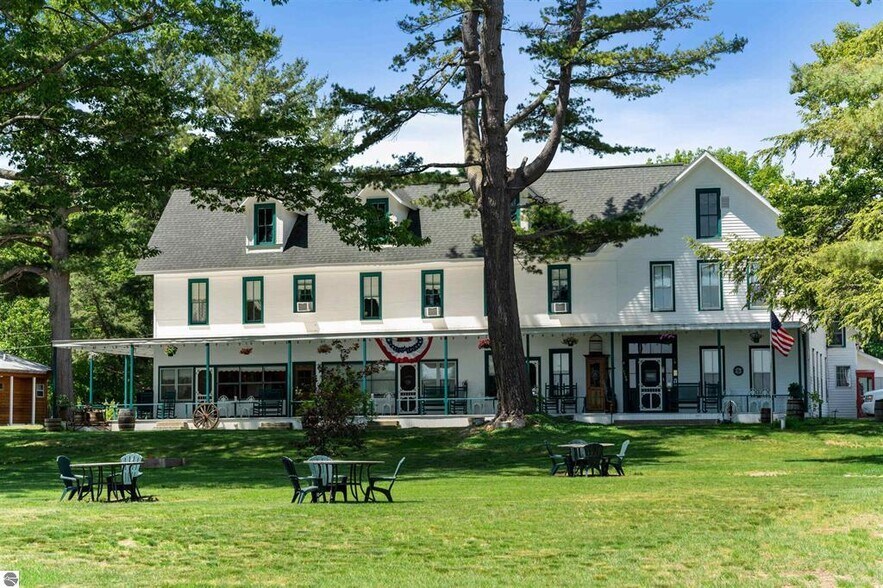 More Photos Of 18599 Mission Rd, Traverse City Hotel For Sale