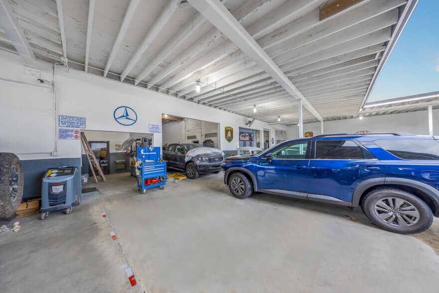 More Photos Of 1025 E 45th St, Hialeah Auto Salvage Facility For Sale