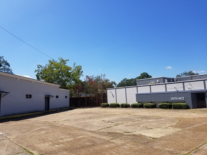 More Photos Of 700 Main St, Pineville Bank For Lease