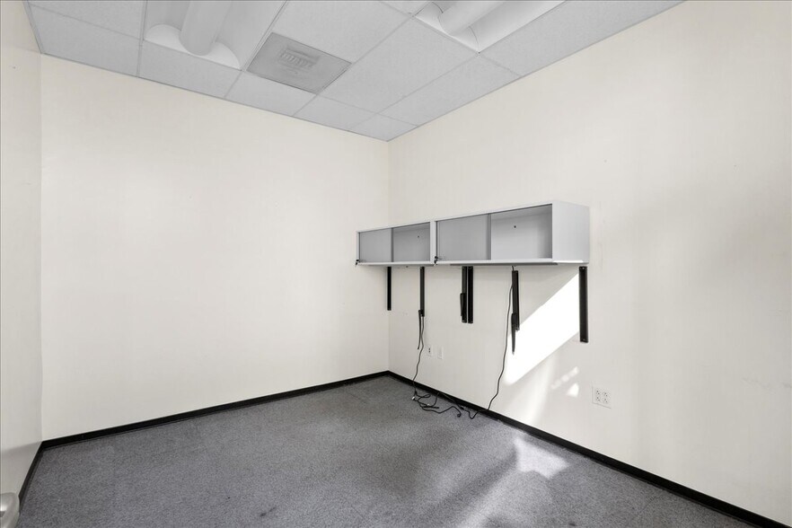 More Photos Of 482 W MacArthur Blvd, Oakland Medical For Sale