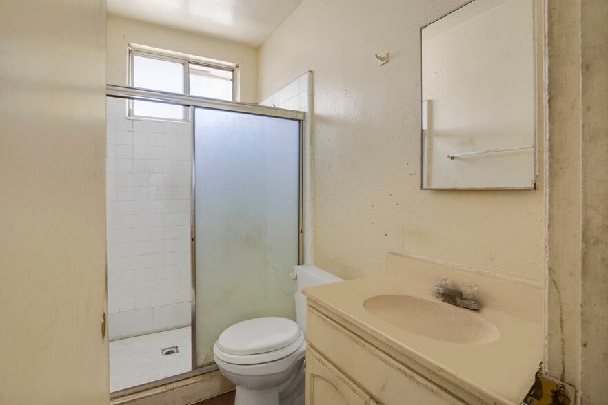 More Photos Of 2016 S Bedford St, Los Angeles Apartments For Sale