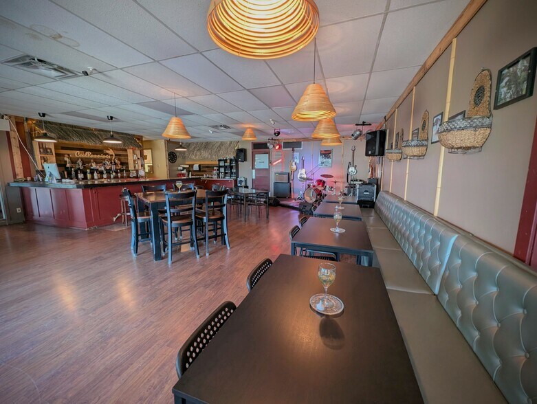 More Photos Of 5814 Riverside St, Abbotsford Storefront Retail Office For Sale