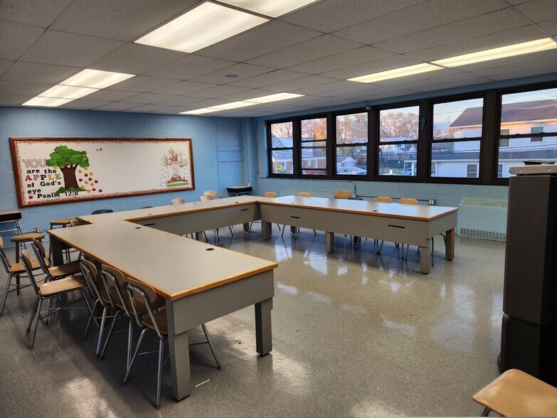 More Photos Of 50 Rose Ave, Valley Stream Schools For Lease