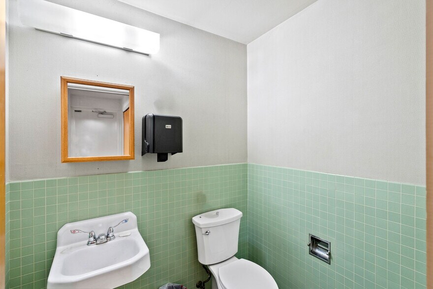 More Photos Of 1701 W Woodlawn Ave, San Antonio Religious Facility For Sale