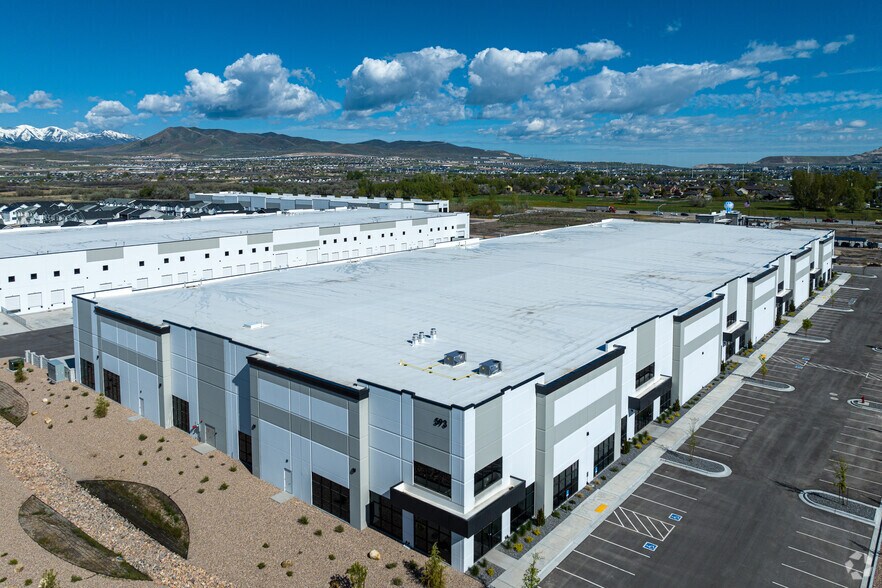 More Photos Of 593-689 N Saratoga Rd, Saratoga Springs Warehouse For Lease