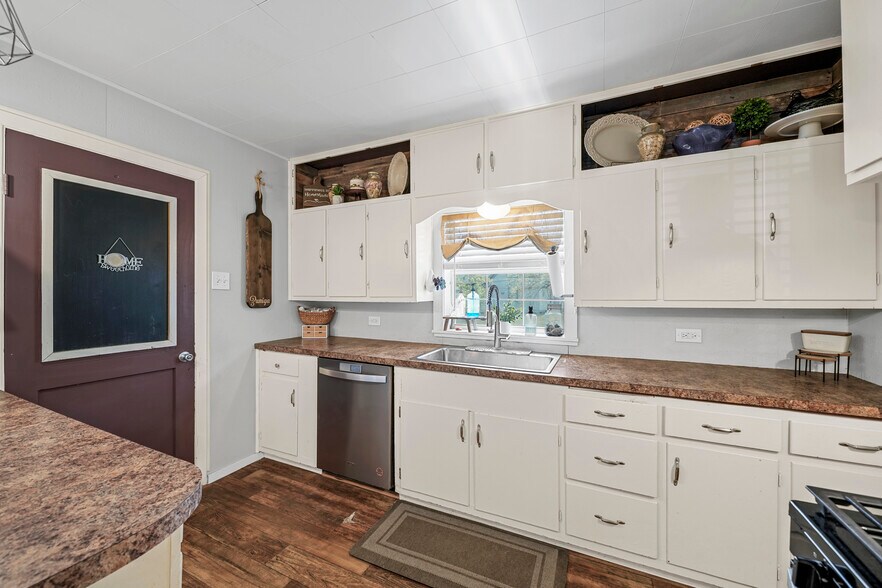More Photos Of 3027 Poppy St, Needville Apartments For Sale