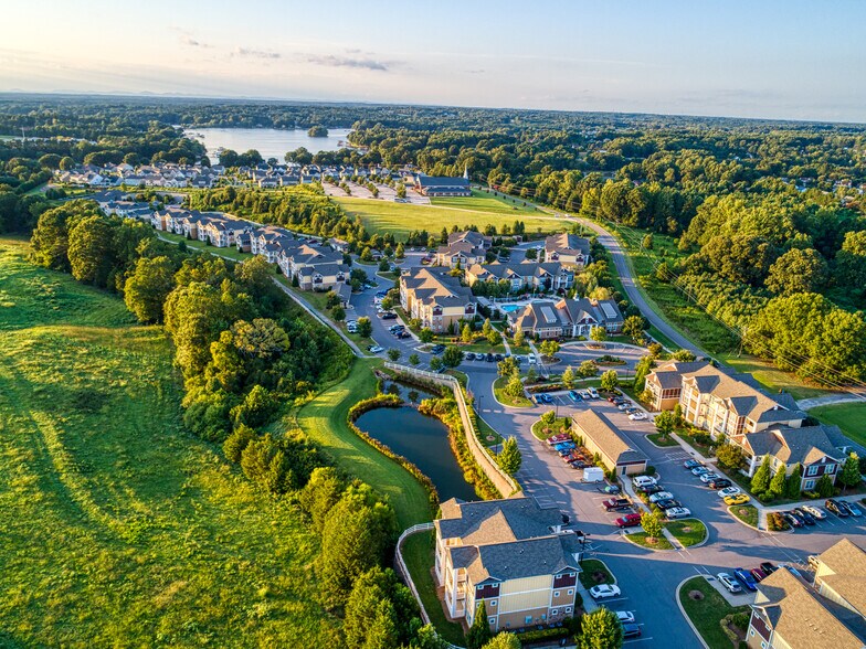 More Photos Of 690 River Highway Unit #3, Mooresville Freestanding For Sale