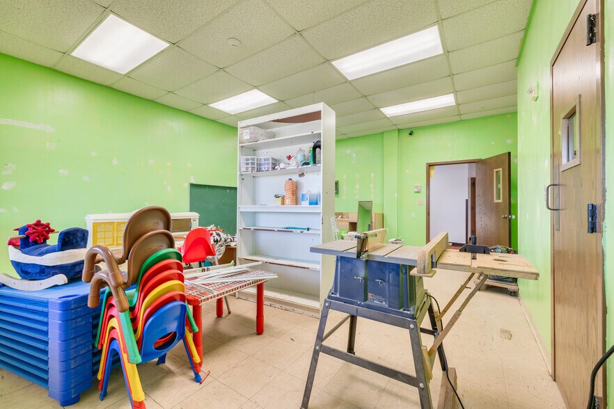 More Photos Of 3170 N McMullen Booth Rd, Clearwater Schools For Lease