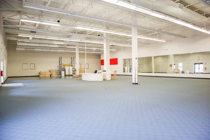 More Photos Of 8686 Florline Blvd, Baton Rouge Freestanding For Lease