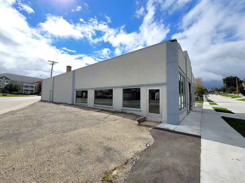 More Photos Of 101 Haskell St, Beaver Dam Freestanding For Sale