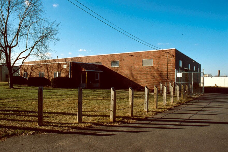 Primary Photo Of 950 River Rd, Croydon Manufacturing For Sale