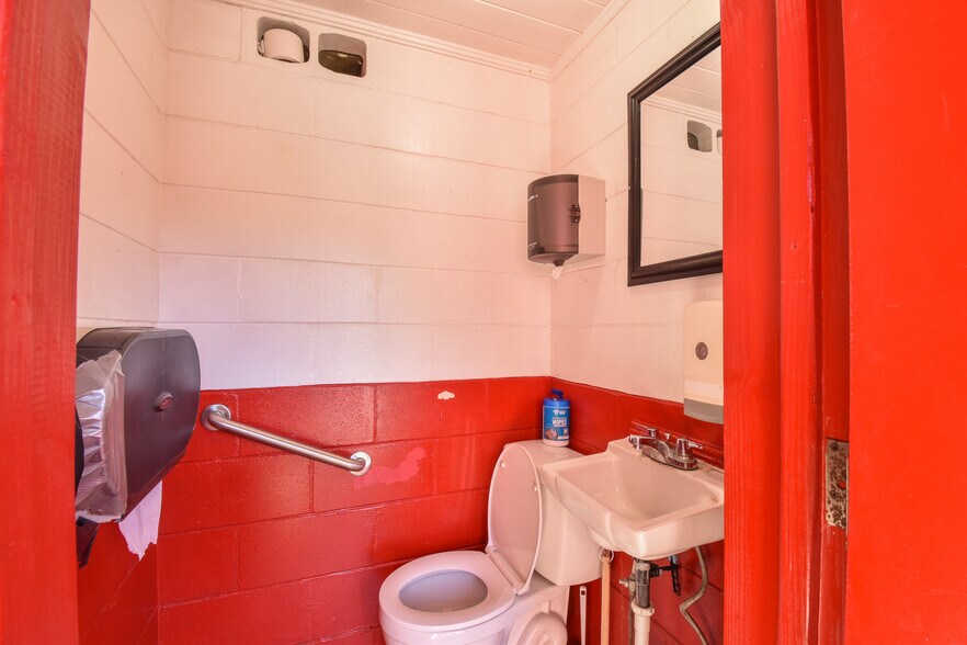 More Photos Of 2451 SE Highway 41, Morriston Bar For Sale