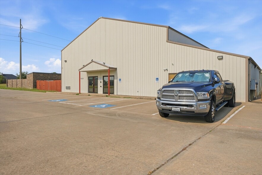 More Photos Of 920 S Heritage Pky, Sherman Specialty For Sale