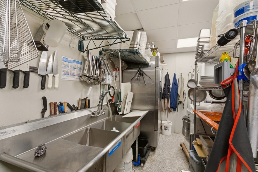 More Photos Of 300 Main St, Farmingdale General Retail For Lease