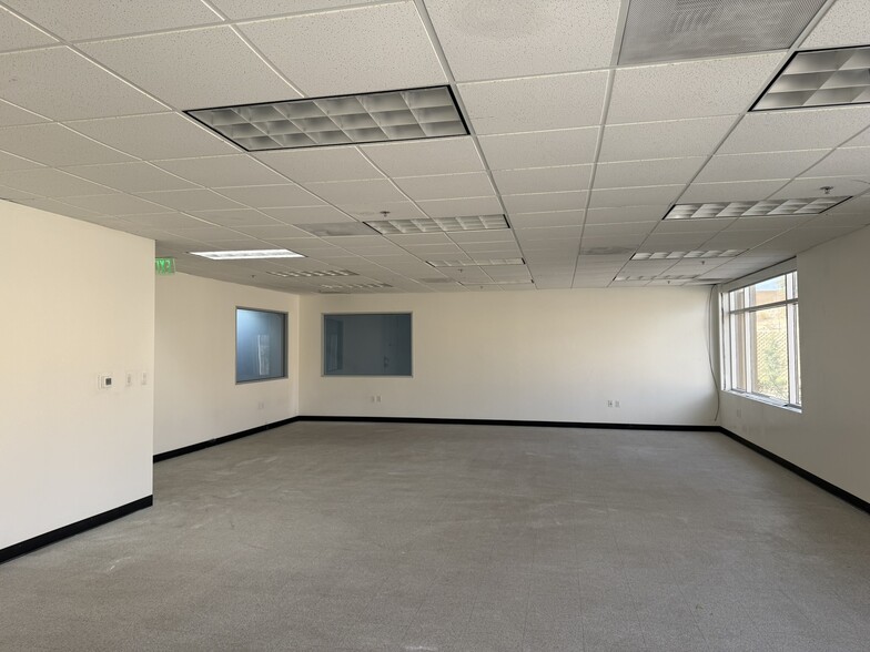 More Photos Of 34500 Gateway Dr, Palm Desert Warehouse For Lease