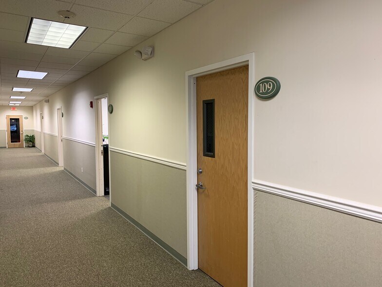 More Photos Of 125 S Wellwood Ave, Lindenhurst Office For Lease