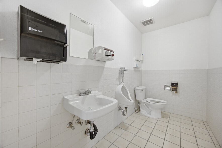 More Photos Of 844 E Sahara Ave, Las Vegas Loft Creative Space For Lease